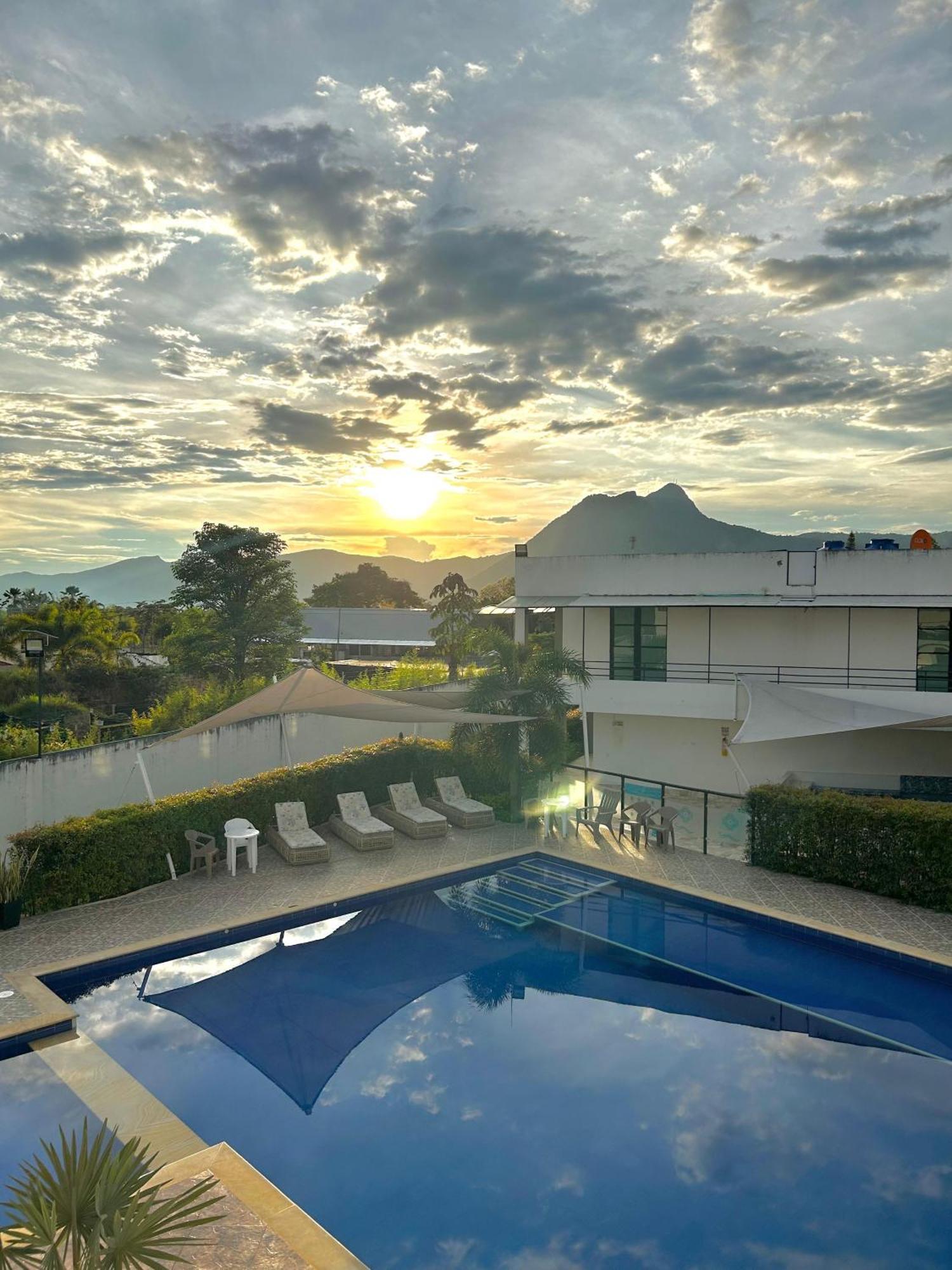 Hotel Celeste Inn Chinauta- Fusagasuga Exteriör bild